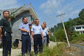 思南县委书记刘云成在青杠坡等乡镇检查灾情