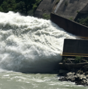 水库开闸泄洪 竟有人河道里玩水吃烧烤