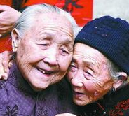 70岁妹妹车站闹别扭丢下90岁姐姐 姐姐欲寻死