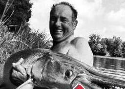 凶猛怪鱼现身大理桑园河 身如长蛇嘴似鳄