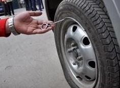 老人用钢锥扎十辆小车车胎获刑：想让路更通畅