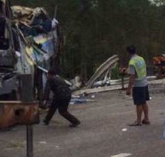 广昆高速一辆大客车翻车 已10死32伤