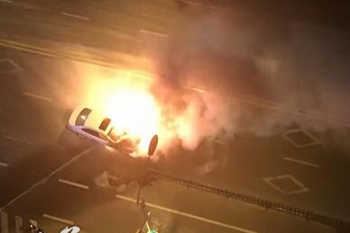 一声巨响 泉州200万豪车闹市炸成一堆废铁