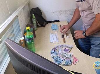 富二代表姐弟离家出走 钱花光后持刀抢的士