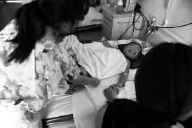 父亲在车祸瞬间将3岁儿裹身下 自己不幸离世