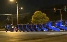 小货车拖挂10辆三轮车 摇身变&ldquo;火车&rdquo;上街(图)