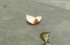 居民楼上扔鸡蛋抗议广场舞 老人路过无辜被砸伤