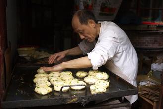 弄堂美食遭遇情法两难 &ldquo;阿大葱油饼&rdquo;们去向何方