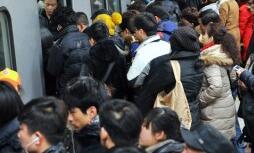 中国流动人口规模超2.4亿 月均收入超4500元