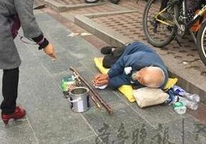 职业乞丐月入7000超白领 晚上带酒菜满载而归