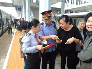 哈尔滨客运段乘务员帮助走失女童回家