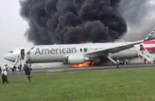 美国芝加哥一客机故障起火