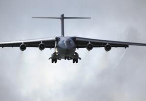 隐形战斗机歼20今日首次亮相 身披迷彩飞行