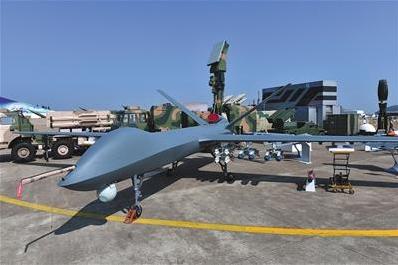 隐形战斗机歼20今日首次亮相 身披迷彩飞行