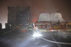 大雾天武鄂高速公路发生三车相撞交通事故