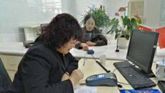 POS机进法院 轻松刷卡缴纳诉讼费