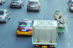 逆行、闯红灯、横冲直撞 电动车咋就成了特权车