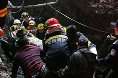 鄂州：施工工地坍塌一工人被埋终获救