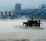 武汉江面温差致长江水雾蒸腾 船行其中如坠仙境