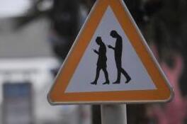 &ldquo;低头族&rdquo;的世界危机四伏 为何走路时也不放下？