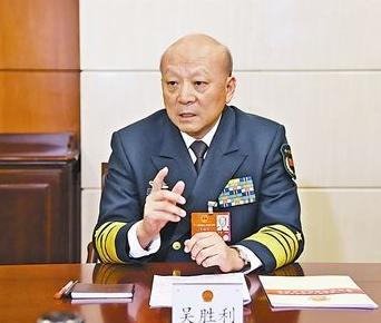 中国海军司令员吴胜利向西沙海战烈士纪念碑敬献花篮