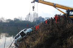 湖北一客车浓雾中落水 18名遇难者平均年龄60岁