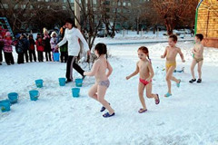 俄罗斯幼童雪地进行冰桶挑战 教练：零下25度会停