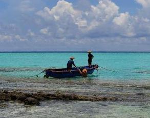 西沙执法部门和民兵没收外籍渔船上的300吨炸药
