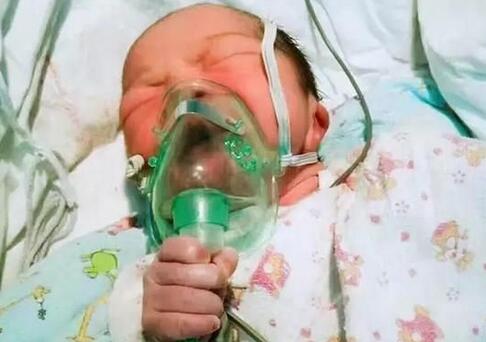 宝宝刚出生就手拿氧气罩吸氧 网友叹励志