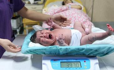 全面两孩一周年：多出生人口一百万左右，远低于预期