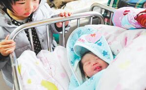 今明两年迎生育高峰 建档难成&ldquo;二孩潮&rdquo;一道坎