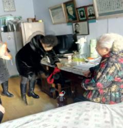 春节献爱心  领导慰问孤老