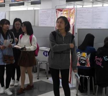 人社部：今年推进再降失业保险费率 降低企业成本