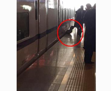 男子在南京南站坠下站台身亡 警方:翻越站台未果