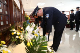 哈尔滨道外公安分局组织民警为烈士祭扫