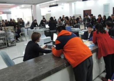 多地&ldquo;蹲式窗口&rdquo;被曝出 专家：为民服务岂能高高在上