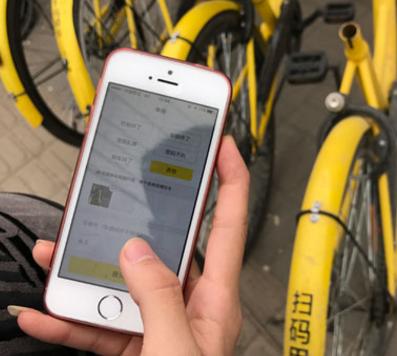 共享单车频遭破坏 90后女生手绘修补车牌