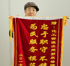 哈尔滨民警在巡逻中救助一名走失老人