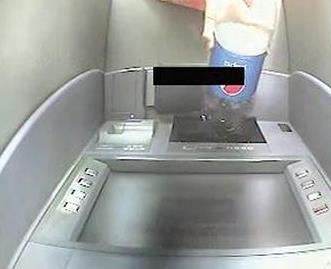 往ATM机里倒可乐能退钱？ 女子先被骗钱又被忽悠