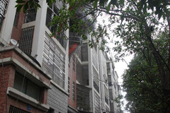 小区居民楼突发大火 遂川消防官兵火速扑救排除险情