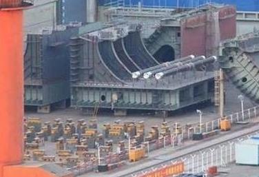 大连造船厂现疑似新航母分段 港媒猜开建第4艘航母