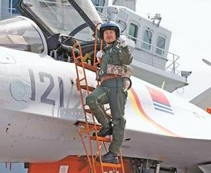 舰载机飞行员遭险情跳伞重伤 出院70天成功着舰