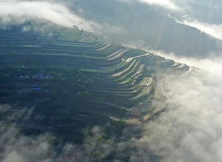 甘肃静宁：梯田云海美如仙境