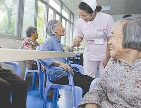 中国空巢和独居老人已近1亿 银发产业亟须补足短板