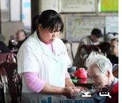 养老院里的用工难题：护理人员招工难 流动性大