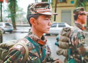 95后战士张豪面对持枪歹徒：中弹十八处，他又追了八百米