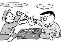 酒后抑郁扔石头 民警劝导送回家