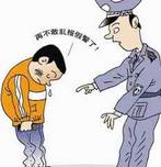 男子酒后当街撒尿  民警给予严厉批评