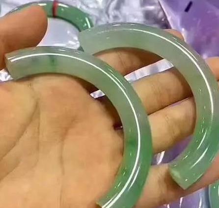 游客摔断售价30万玉镯：双方协商无果将走司法程序