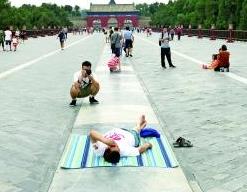 天坛丹陛桥成&ldquo;理疗床&rdquo; 园方辟谣：无治疗效果